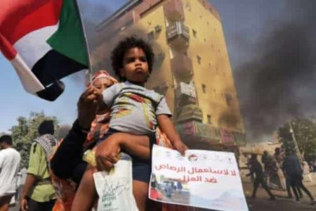 السودانيين يجددون رفضهم التام للنظام العسكري والتفاوض مع الانقلابيين في مسيرات حاشدة بالعديد من المدن