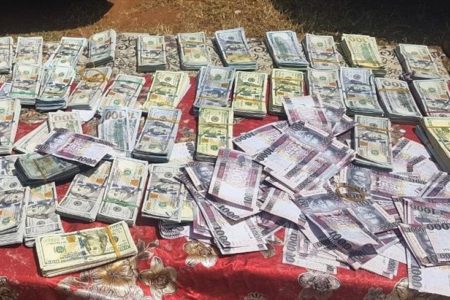 الجنيه السوداني يهبط الى مستوى قياسي والصادرات هوت بأكثر من 85 بالمئة  حصاد السياسات الاقتصادية المتهورة