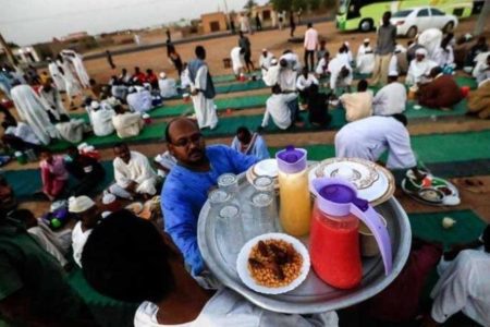 ألايكونوميست: رمضان يفقد البهجة في السودان والنظام العسكري رهن ما تبقى من مقدرات البلد لروسيا والإمارات