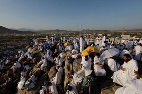 الحاج يتوافدون من كل فج عميق على جبل عرفات لاداء الركن الاعظم في فريضة الحج