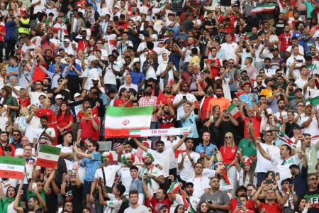 لاعبو منتخب إيران يمتنعون عن أداء النشيد الوطني قبيل مواجهة إنكلترا