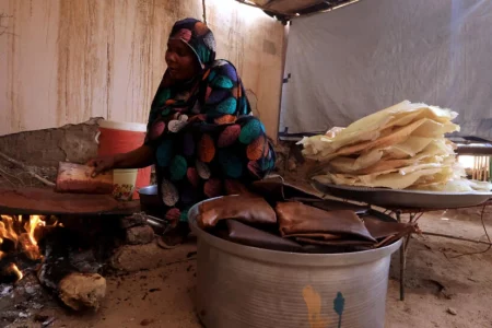 “الحلو المر”… مشروب السودانيين الأول في رمضان