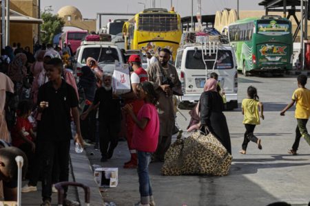 أكثر من 500 ألف فروا من السودان ومليونان نزحوا داخليا