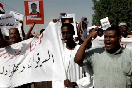 اعتقلوا وهددوا بالقتل واقتحمت منازلهم وقصفت.. من يريد إسكات الصحافيين في السودان؟