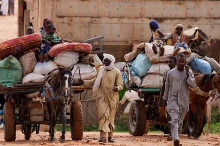 قرابة 25 ألف نازح سوداني ينتظرون قرب حدود مصر على أمل السماح لهم بالدخول