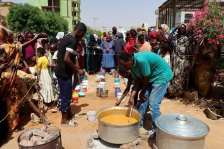 الصليب الأحمر يحذر من تفاقم الوضع الإنساني في السودان بسبب تأخر المساعدات