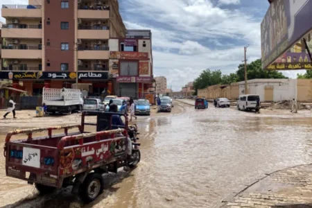 أمطار غزيرة تفاقم معاناة النازحين شرق السودان