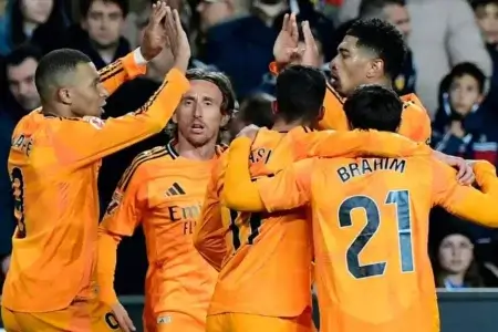 ريال مدريد يقلب الطاولة على فالنسيا ويعتلي الصدارة مؤقتا رغم النقص العددي