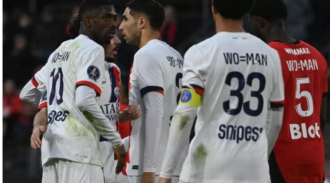 جناح باريس سان جرمان عثمان ديمبيليه (يسار) يحتفل مع زملائه بثنائيته في مرمى رين (4-1) في رين في الدوري الفرنسي في الثامن من آذار/مارس 2025 © جان-فرانسوا مونييه / اف ب