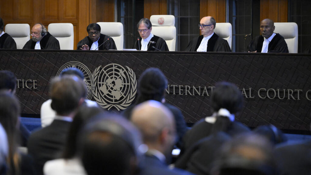 رئيس محكمة العدل الدولية يوجي إيواساوا (وسط) يقدم الرأي الاستشاري الأول للمؤسسة بشأن الالتزامات القانونية للدول في مواجهة تغير المناخ، في 25 تموز/يوليو 2025 في لاهاي © جون تيس / ا ف ب