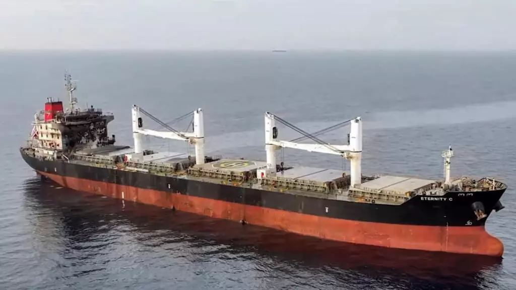 صورة وزعها المركز الاعلامي لحركة "أنصار الله" في الثامن من تموز/يوليو 2025 تظهر سفينة "إيترنيتي سي" بعد تعرضها لهجوم من المتمردين الحثويين © - / المركز الاعلامي لحركة أنصار الله/ا ف ب/ارشيف