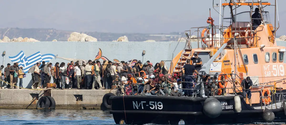 أعلنت اليونان عزمها تعليق طلبات اللجوء للقادمين بحرا من أفريقيا بعد أيام من انقاذ 600 مهاجر قبالة سواحلها.صورة من: Stefanos Rapanis/REUTERS