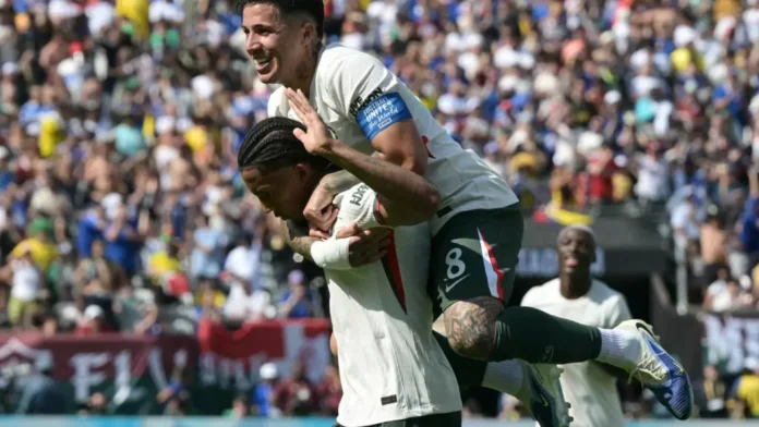 البرازيلي جواو بيدرو يحتفل مع الأرجنتيني إنتسو فرنانديس مع تسجيل هدف تشلسي الأول في مرمى فلوميننسي البرازيلي، ضمن نصف نهائي مونديال الأندية بكرة القدم. ملعب ميتلايف، نيويورك، في 8 تموز/يوليو 2025 © خوان مابروماتا / ا ف ب