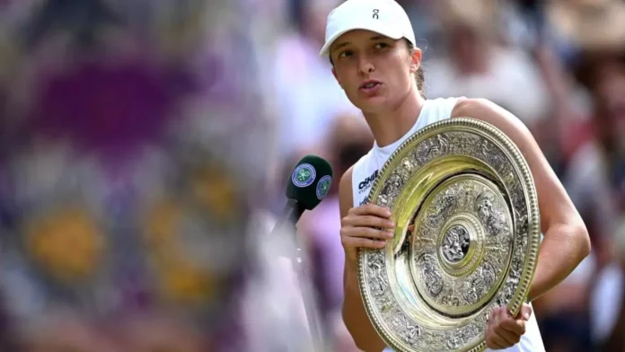 البولندية ايغا شفيونتيك ترفع درع بطولة ويمبلدون في كرة المضرب بفوزها على الاميركية اماندا انيسيموفا 6-0 و6-0 في المباراة النهائية. 12 تموز/يوليو 2025 © كيريل كودرياتسيف / ا ف ب