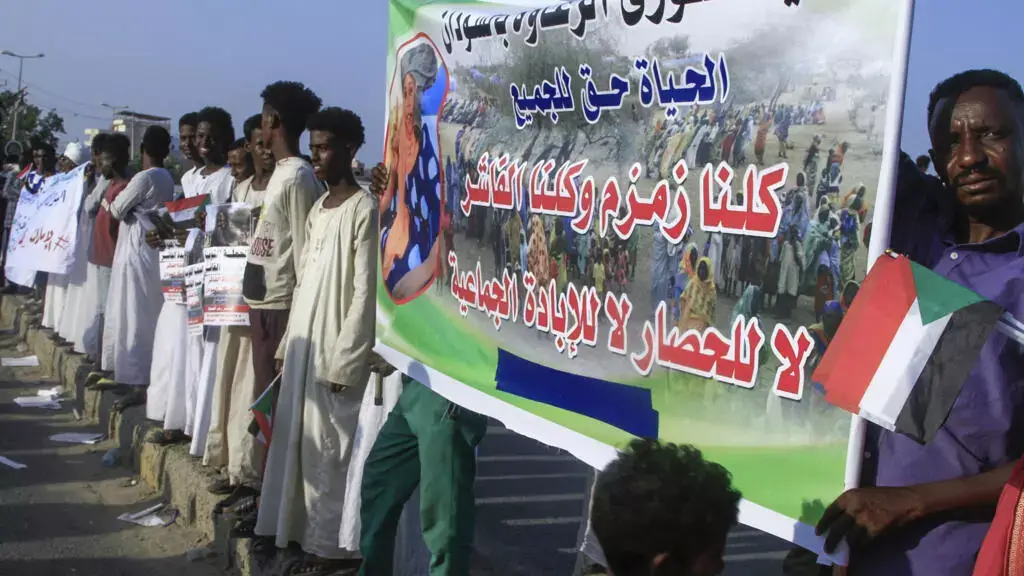 لافتة تندد بالحصار الذي تفرضه قوات الدعم السريع على مدينة الفاشر خلال تظاهرة دعت إليها الجبهة الشعبية للتحرير والعدالة السودانية في بورتسودان في 24 أبريل/نيسان 2025 © - / ا ف ب