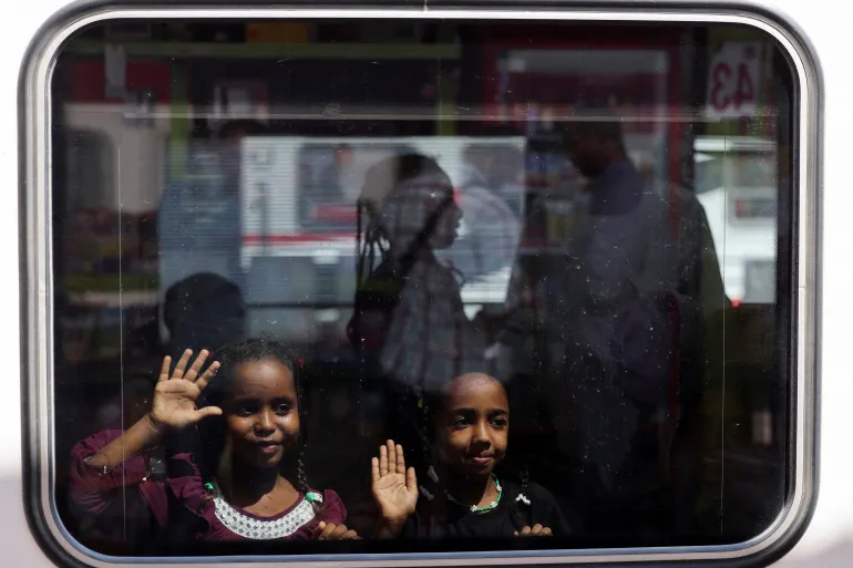 عائلات سودانية في رحلة العودة من مصر إلى السودان (رويترز)