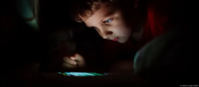 ينص التشريع المقترح على أن تنفذ المنصات إجراءات صارمة للتحقق من العمر، وتمكين الرقابة الأبويةصورة من: HalfPoint Images/IMAGO