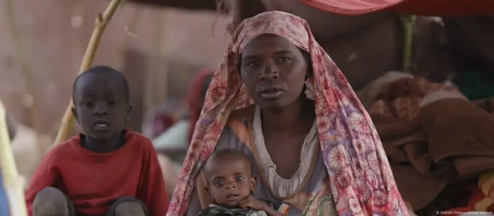 سيدة مع أطفالها في الفاشرصورة من: UNICEF/Xinhua/picture alliance