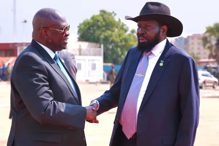 رياك مشار النائب الأول للرئيس (يسار) يظهر مودعا لرئيسه سلفاكير لآخر مرة في فبراير الماضي (رئاسة الجمهورية)