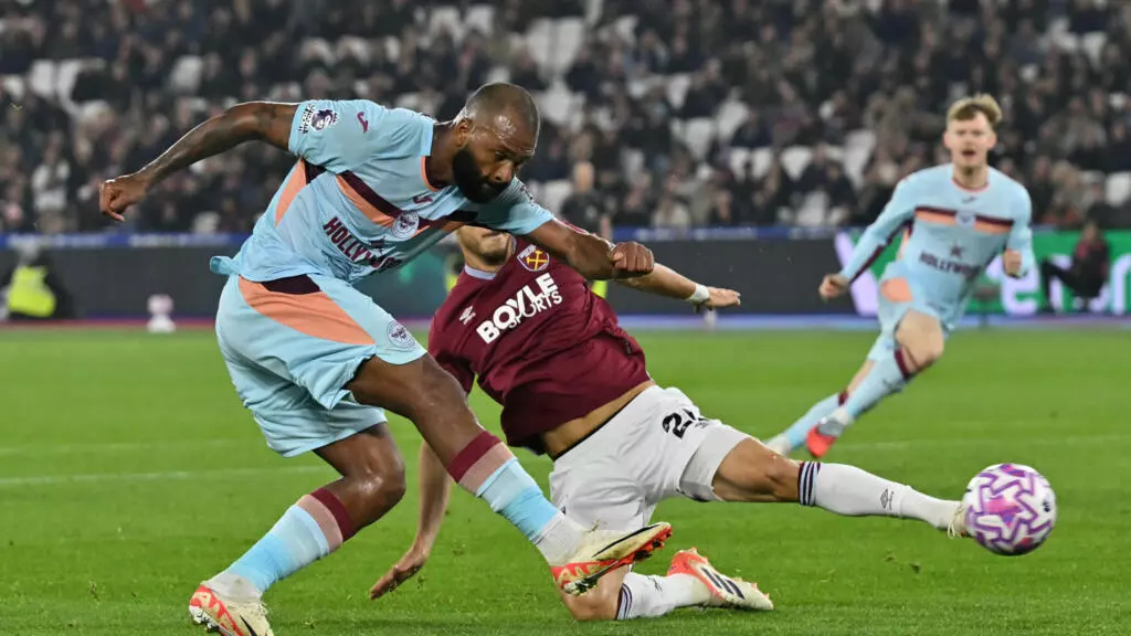 البرازيلي إيغور تياغو لاعب برنتفورد يسدد ليسجل في مرمى وست هام ضمن الدوري الإنكليزي لكرة القدم. لندن، في 20 تشرين الأول/أكتوبر 2025 © غلين كيرك / ا ف ب